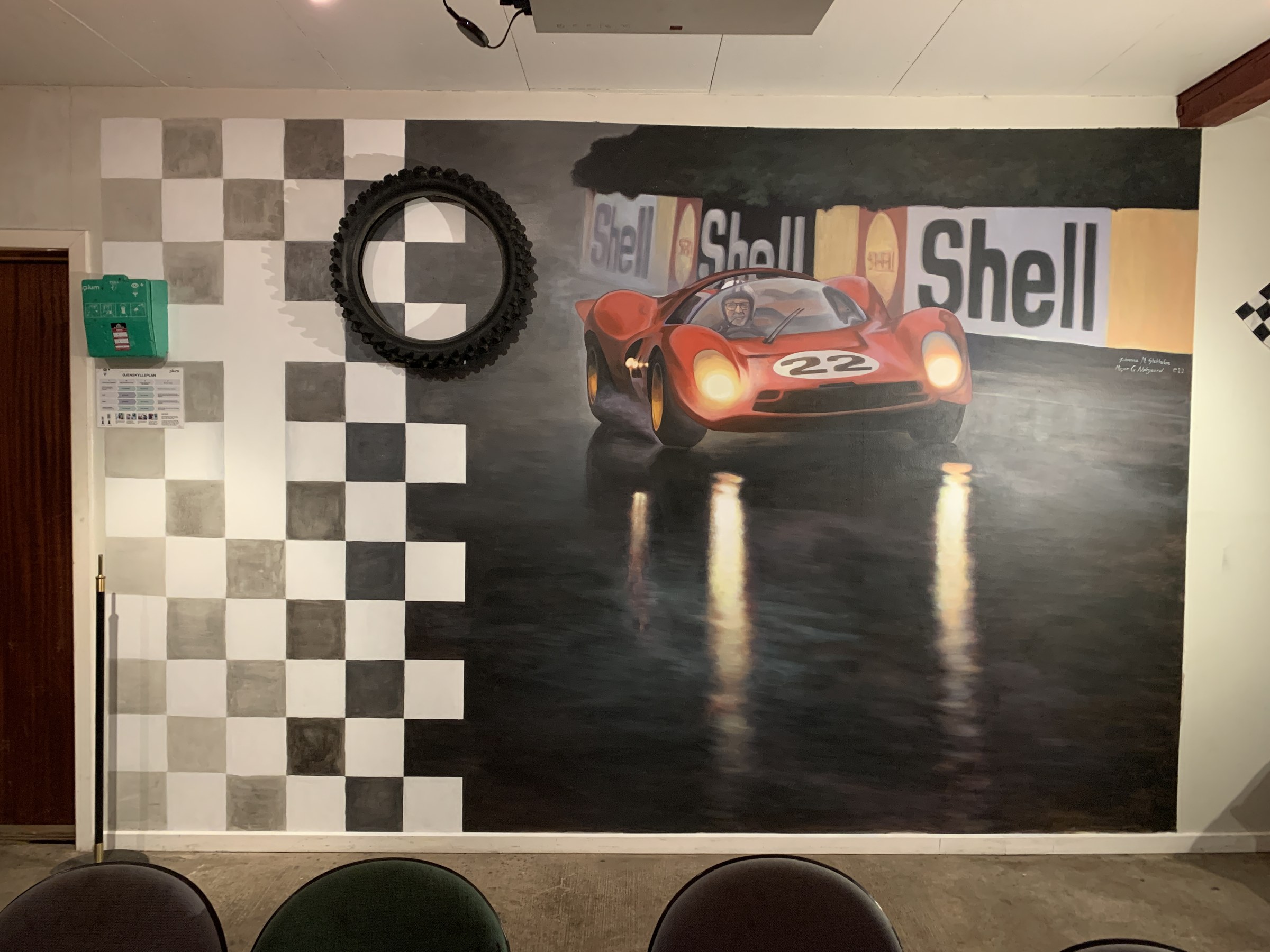 Muralmaleri af racerbil i naturlig størrelse